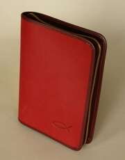 Bibelhülle Milano mit Blindprägung "Fisch" 22x14,7x3,8 - rot Bibelhülle Milano mit Blindprägung "Fisch" 22x14,7x3,8 - rot